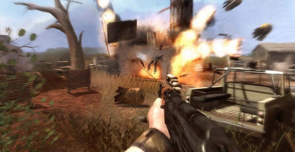 Người chơi bắn vào một chiếc xe đang phát nổ và bốc cháy trong Far Cry 2