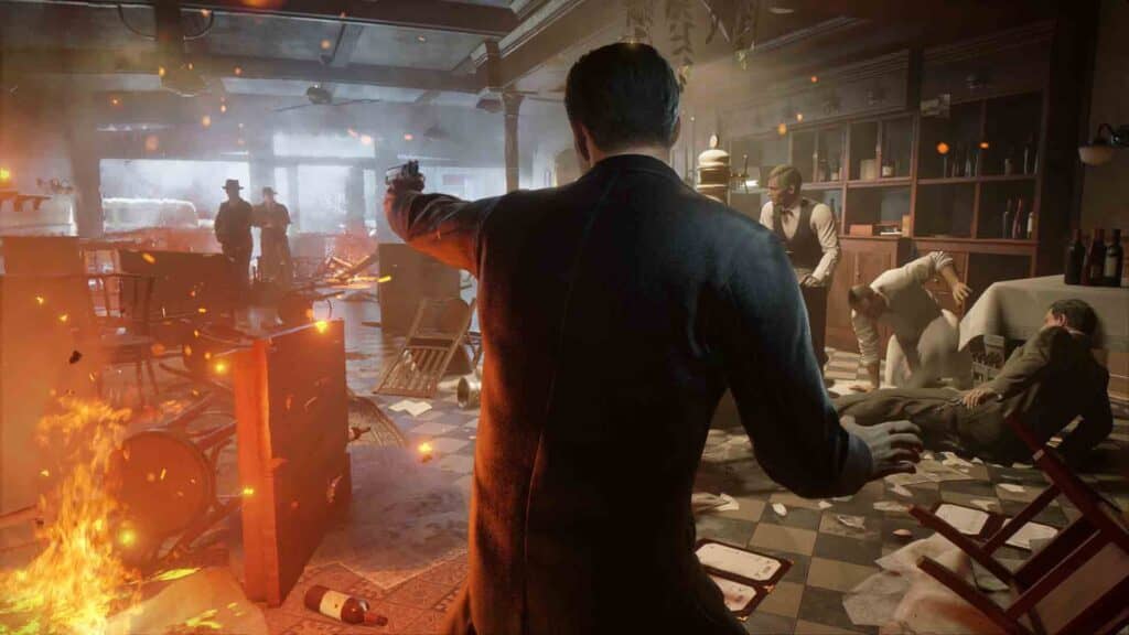 Cảnh đấu súng và hệ thống chiến đấu đầy kịch tính của Mafia Definitive Edition. Tommy Angelo cầm súng bắn một kẻ thù từ phía sau, phía trước có một thùng gỗ trong Mafia Definitive Edition.