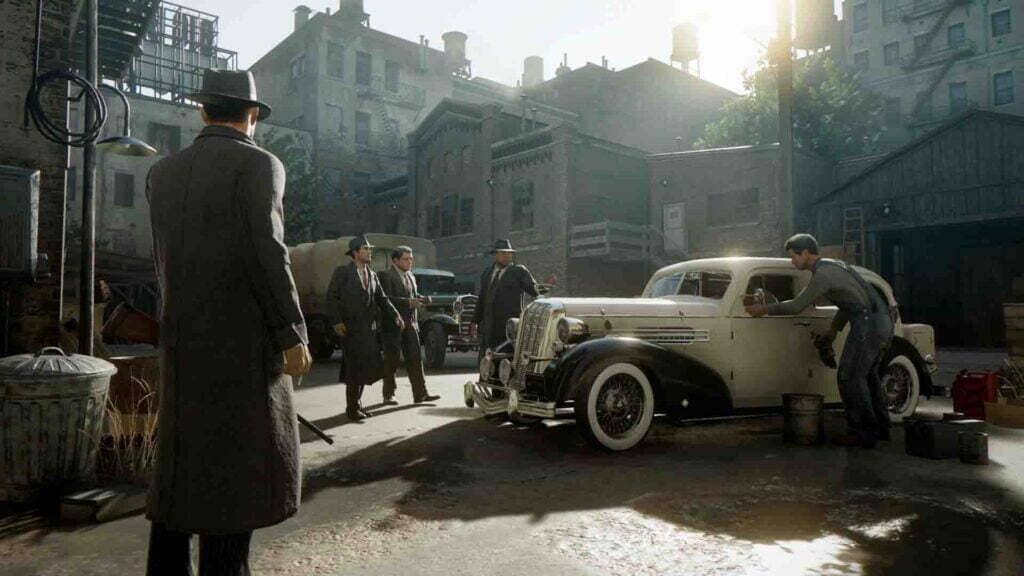 Tommy Angelo, trùm tội phạm của Mafia Definitive Edition. Nhân vật chính Tommy Angelo đứng cạnh chiếc xe hơi cổ điển trong Mafia Definitive Edition.