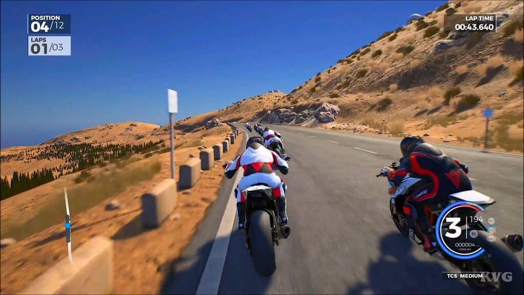 Cuộc đua tốc độ nghẹt thở giữa các tay đua chuyên nghiệp trong RIDE 3 Complete Edition. RIDE 3 Complete Edition - Các tay đua mô tô đang đua trên đường núi quanh co dưới trời xanh.