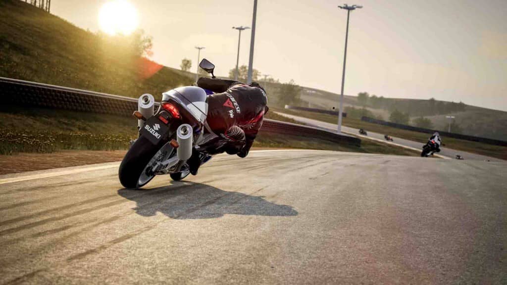 Lái xe mô tô trên đường đèo núi hiểm trở của Ride 5. Ride 5: Tay đua Suzuki bứt phá ngoạn mục khi hoàng hôn buông xuống.