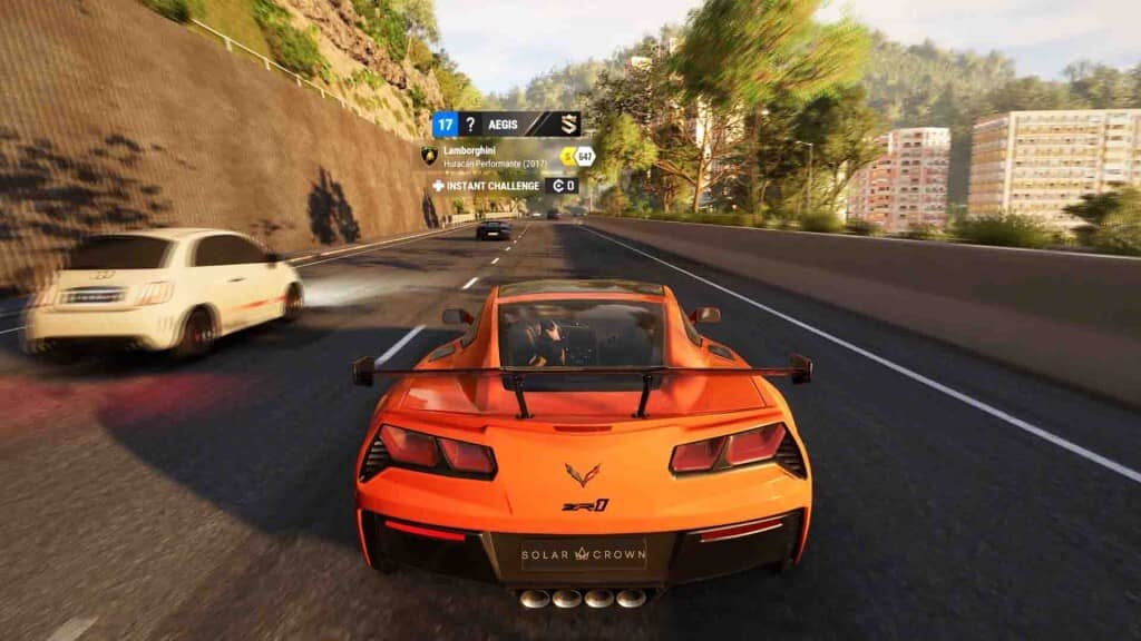  Test Drive Unlimited Solar Crown, một chiếc xe Chevrolet Corvette màu cam đang đua trên đường cao tốc ven biển.
