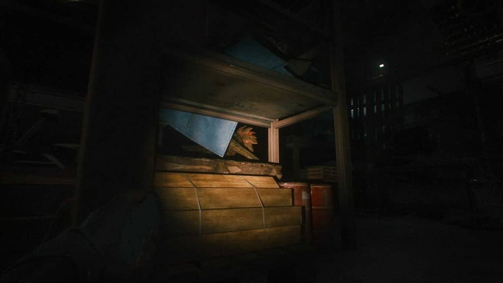  A Quiet Place The Road Ahead gameplay, nhân vật dùng đèn pin soi một góc phòng với đồ đạc bừa bộn và một con quái vật ẩn nấp.