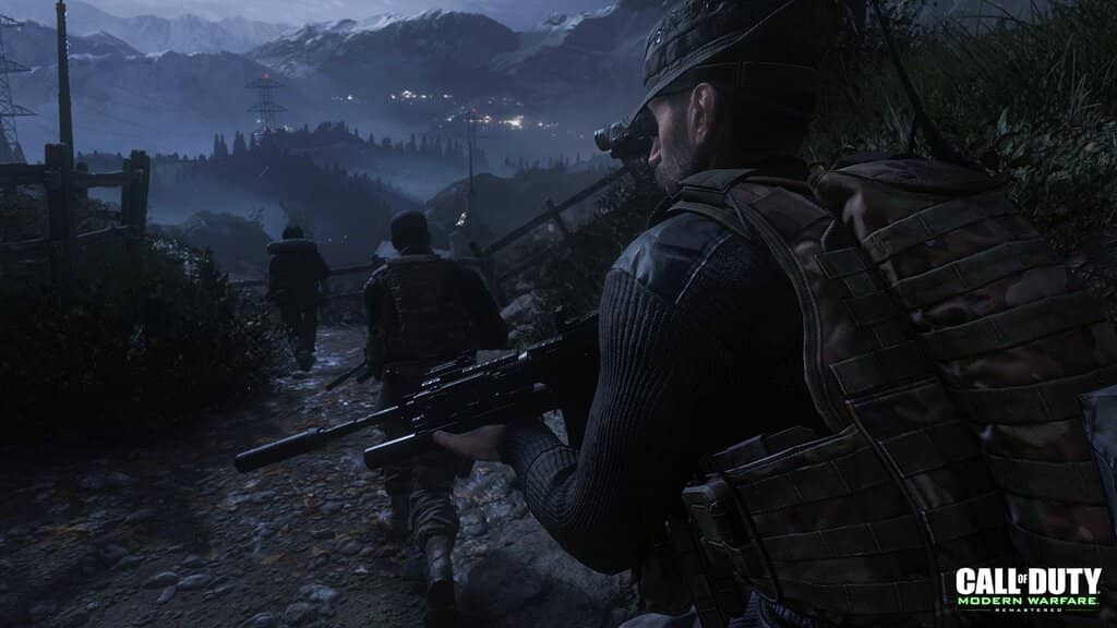 Tham gia vào các chiến dịch quân sự căng thẳng trong Call of Duty Modern Warfare Remastered. Call of Duty Modern Warfare Remastered - Lực lượng đặc nhiệm di chuyển trong màn đêm ở khu vực núi, chuẩn bị tấn công.