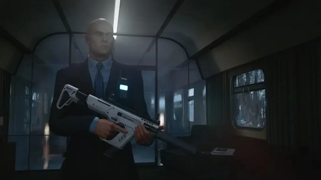 Vũ khí hiện đại của Agent 47 trong Hitman 3 Agent 47 cầm súng SMG trắng trong nhiệm vụ trên tàu Hitman 3
