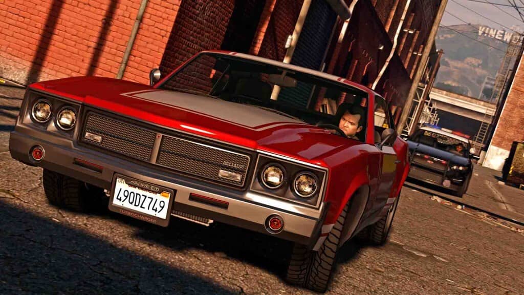 Người chơi lái xe đua màu đỏ chạy trốn cảnh sát trong cuộc rượt đuổi ở GTA V Enhanced