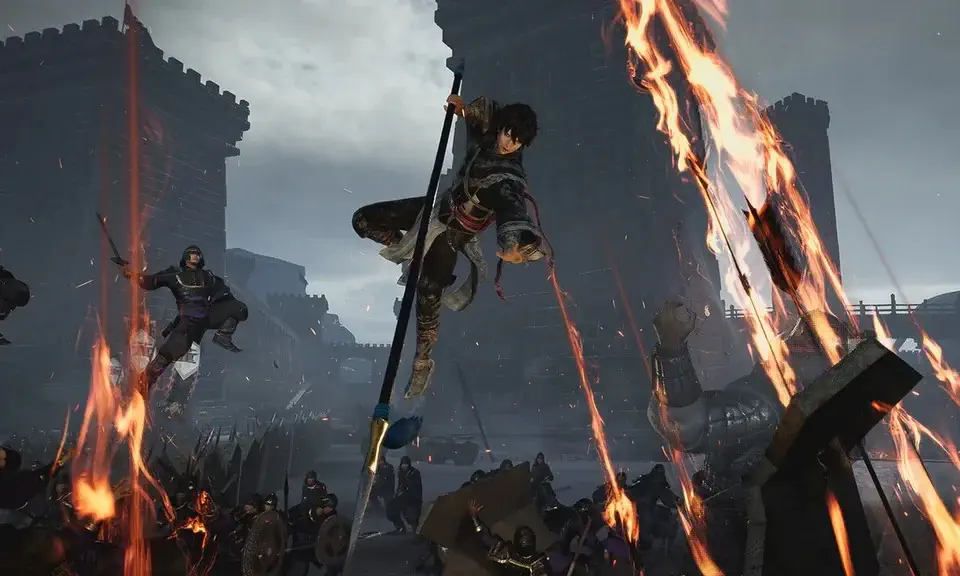 Gameplay hành động chiến đấu với hiệu ứng lửa cháy dữ dội trong DYNASTY WARRIORS ORIGINS.