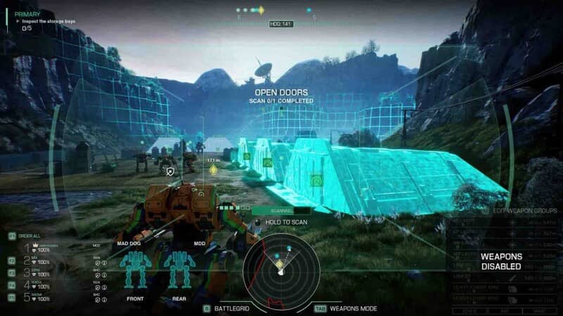 MechWarrior 5: Clans, làm nhiệm vụ trinh sát với robot Mad Dog. MechWarrior 5 Clans, robot Mad Dog đang quét khu vực gần các hangar quân sự, giao diện HUD hiển thị thông tin.