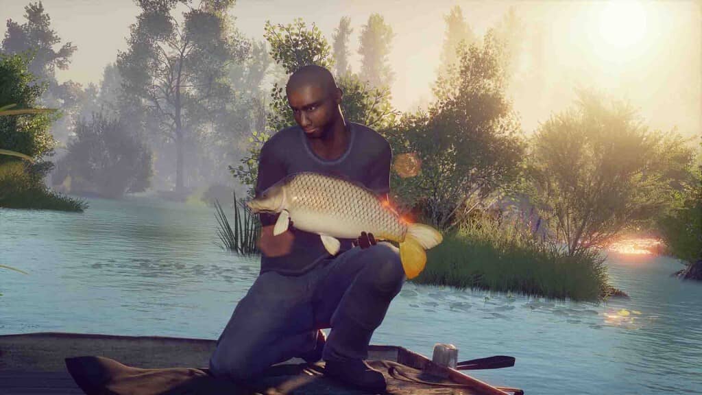 Ngư thủ người đàn ông da màu đang nâng niu con cá chép vàng óng vừa câu được trong Euro Fishing