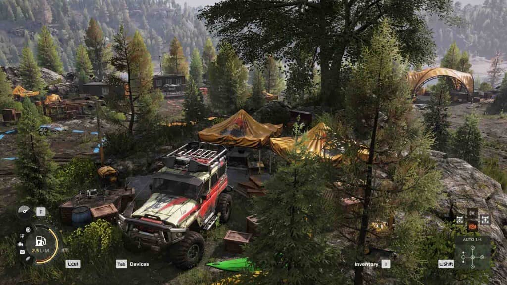 Cảnh trại dã ngoại trong Expeditions A MudRunner Game với lều bạt, thùng đồ và xe địa hình đậu giữa khu rừng xanh tươi, thể hiện không khí của một điểm căn cứ.