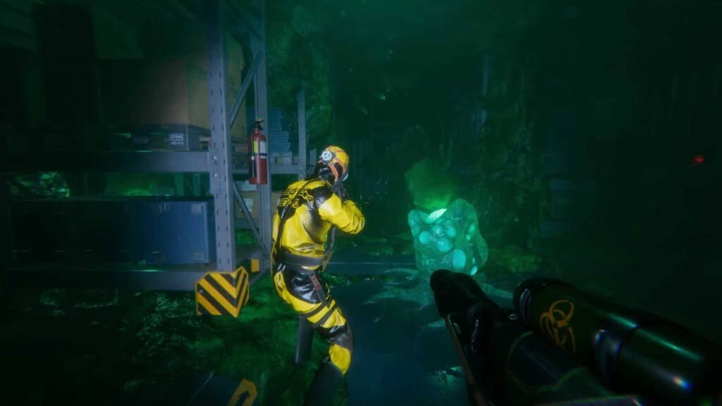 Infestation Origins Gameplay - Khám phá khu vực bị nhiễm độc Người chơi trong bộ đồ bảo hộ vàng đối mặt sinh vật xanh bí ẩn trong Infestation Origins