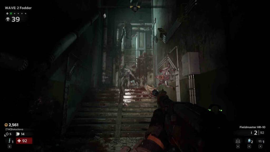 Gameplay Killing Floor 3: Người chơi đối mặt nhiều Zed trong hành lang tối tăm