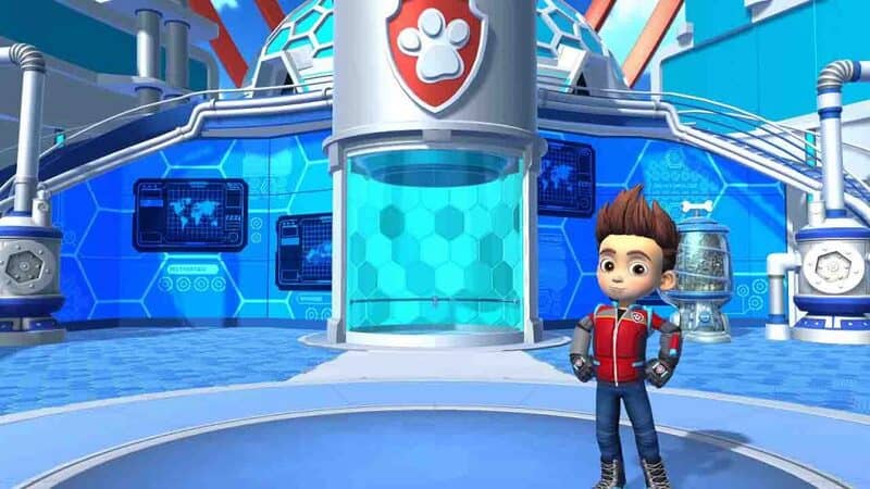  Ryder tại trung tâm điều khiển hiện đại của PAW Patrol trong Adventure City Calls, phía sau là màn hình lớn và logo PAW Patrol.