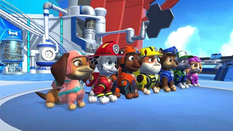 Các thành viên biệt đội PAW Patrol (Skye, Chase, Marshall, Rubble, Rocky, Zuma, Everest) tập trung tại trụ sở chính trong game PAW Patrol The Movie Adventure City Calls.