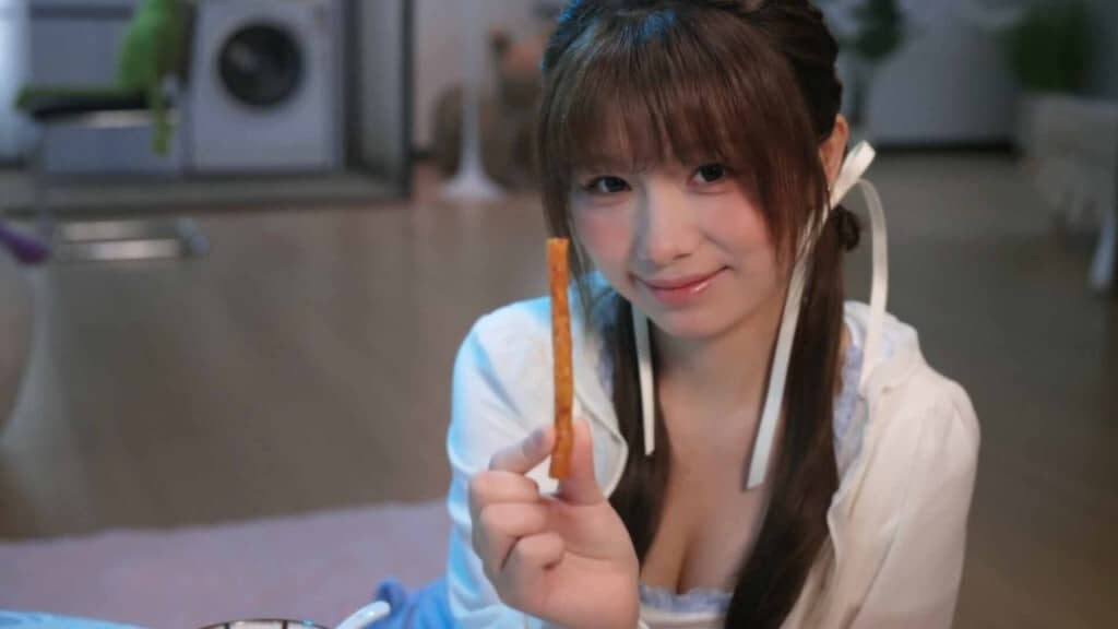 Tương tác với nhân vật nữ chính The Loves Ordeal trong bối cảnh sinh hoạt đời thường. Nữ nhân vật game The Loves Ordeal trong trang phục đời thường, tay cầm bút chì.