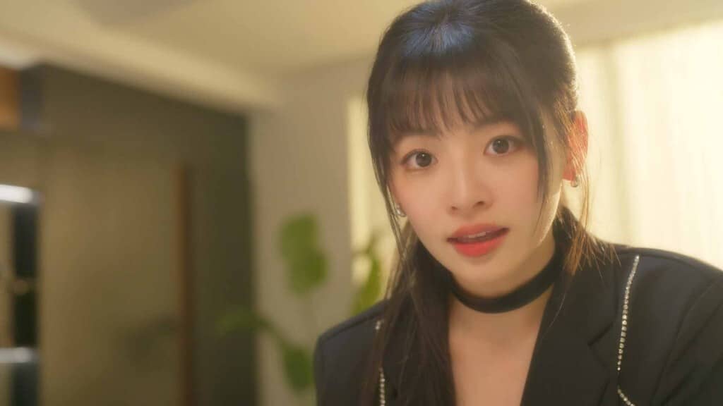Vẻ ngoài hiện đại, cá tính của nhân vật trong The Loves Ordeal, gợi mở nhiều câu chuyện. Nữ chính The Loves Ordeal với phong cách cá tính, áo đen và choker.