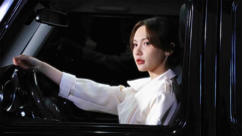 To Be Love With Girls Group - Khoảnh khắc lái xe thư giãn của nhân vật. Một nhân vật nữ xinh đẹp trong To Be Love With Girls Group đang lái xe, thể hiện một khoảnh khắc đời thường trong game.
