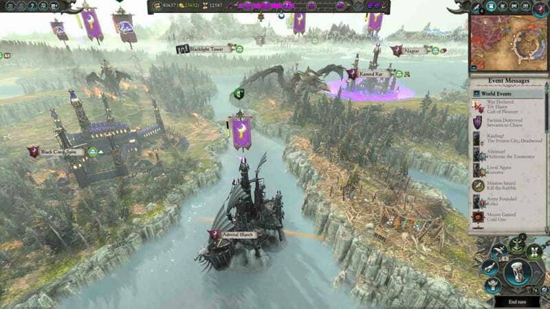 "Tổng quan bản đồ chiến dịch Total War Warhammer II – Quản lý quân đội và lãnh thổ" "Quân đội Dark Elves di chuyển trên sông trong bản đồ chiến dịch Total War Warhammer II, thể hiện gameplay chiến lược"