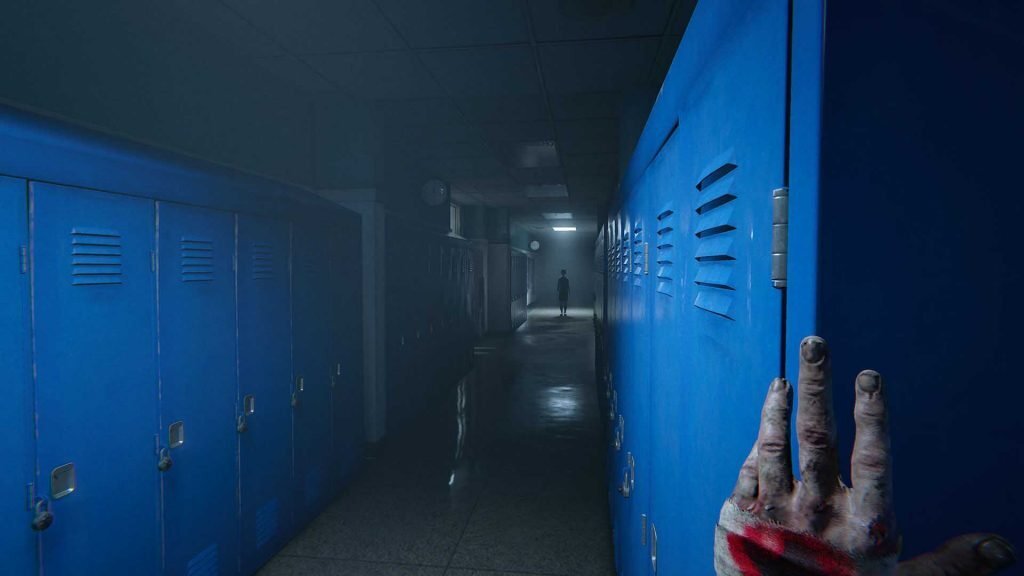 "Ảnh gameplay game Outlast 2, góc nhìn thứ nhất, nhân vật đang đứng trong một hành lang có nhiều tủ locker màu xanh, một bàn tay dính máu đang bám vào tủ locker."