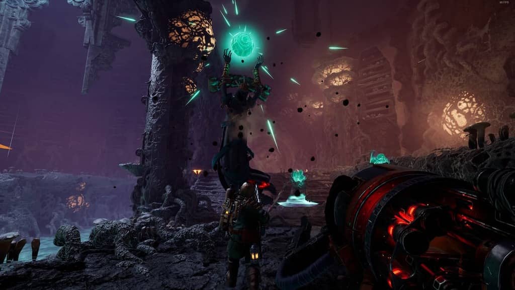 Chiến đấu với sinh vật ngoài hành tinh trong Abyssus Ảnh gameplay Abyssus, một thợ săn không gian đang chiến đấu với một sinh vật kỳ lạ phát sáng màu xanh lục trong một hang động tối tăm với nhiều cấu trúc hữu cơ và ánh sáng tím.