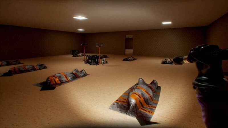 "Một cảnh gameplay đáng sợ trong Backroom Company" "Ảnh gameplay game Backroom Company, góc nhìn thứ nhất, nhân vật đang cầm đèn pin soi sáng vào một căn phòng Backroom rộng lớn có nhiều vật thể và xác chết được bọc trong bao tải rải rác trên sàn. Không khí trong ảnh tối tăm và u ám."