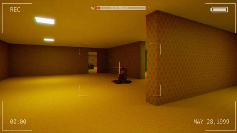 "Một cảnh gameplay khác của game Backroom Company" "Ảnh gameplay game Backroom Company, góc nhìn thứ nhất với hiệu ứng camera cũ, nhân vật đang đứng trong một căn phòng Backroom màu vàng be, với đèn tuýp trên trần và một nhân vật khác đang ngồi xổm ở góc phòng."