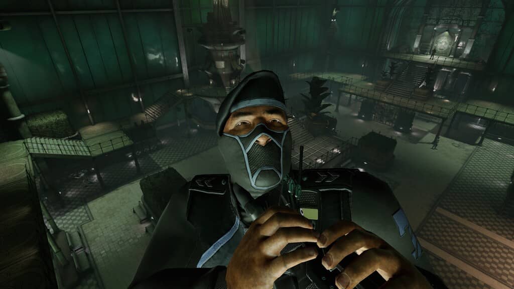 Hành động bí mật của Batman trong Arkham City Gameplay Batman Arkham City: Batman đang bóp cổ một kẻ thù từ phía sau trong một không gian tối tăm.