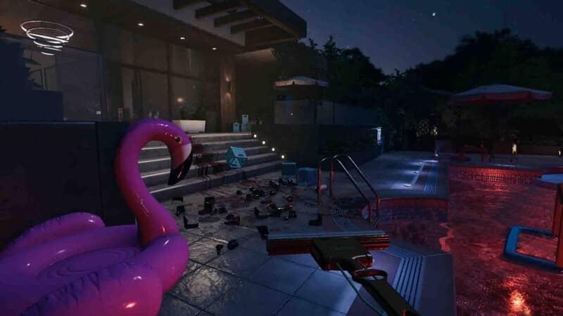Ảnh gameplay Crime Scene Cleaner, hiện trường một vụ án trong một căn biệt thự sang trọng. Hồ bơi với phao hồng hình con công, nhiều đồ vật bị phá hủy và các vết máu loang lổ trên sàn nhà và xung quanh.
