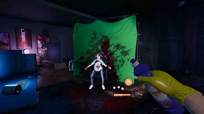 gameplay Crime Scene Cleaner, góc nhìn thứ nhất, nhân vật đang dùng bình xịt để tẩy rửa vết máu trên phông nền màu xanh lá cây trong một căn phòng. Trên sàn nhà có nhiều vệt máu và vết đạn.