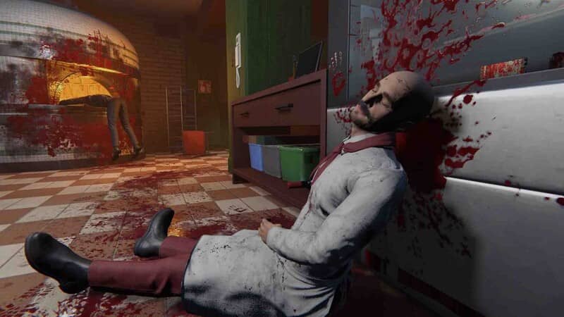 gameplay Crime Scene Cleaner, cận cảnh một người đàn ông đã chết với vết máu lớn trên đầu, nằm ngửa trên sàn trong một căn bếp lộn xộn. Xung quanh là các mảnh vỡ và vết máu loang lổ.