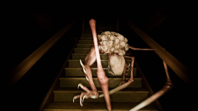 Gameplay game Dead by Backrooms Anomaly: Cận cảnh một sinh vật kỳ dị với hình dáng gầy guộc, tay chân dài ngoằng và phần đầu dị dạng đang trườn xuống cầu thang tối tăm.