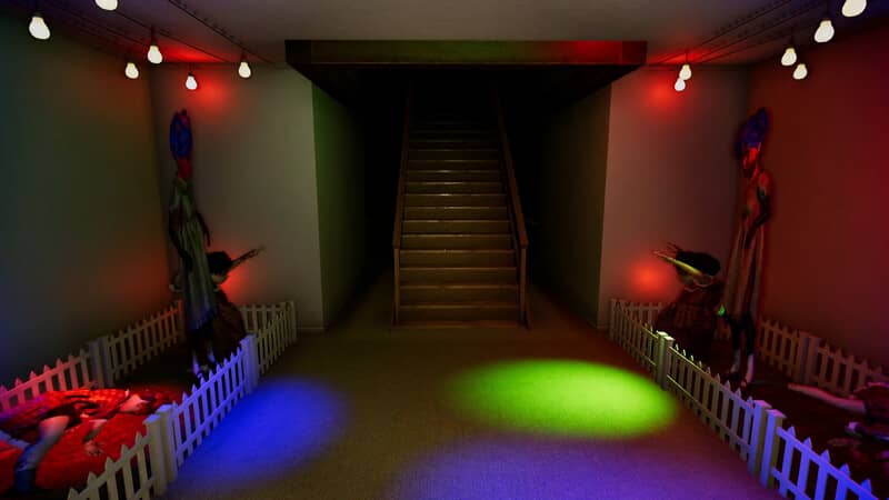 Gameplay Dead by Backrooms Anomaly: Cảnh một nhân vật đang chạy trong một mê cung có trang trí như phòng tiệc. Phía sau là một sinh vật kỳ dị đang đuổi theo, tạo cảm giác hồi hộp, nghẹt thở.