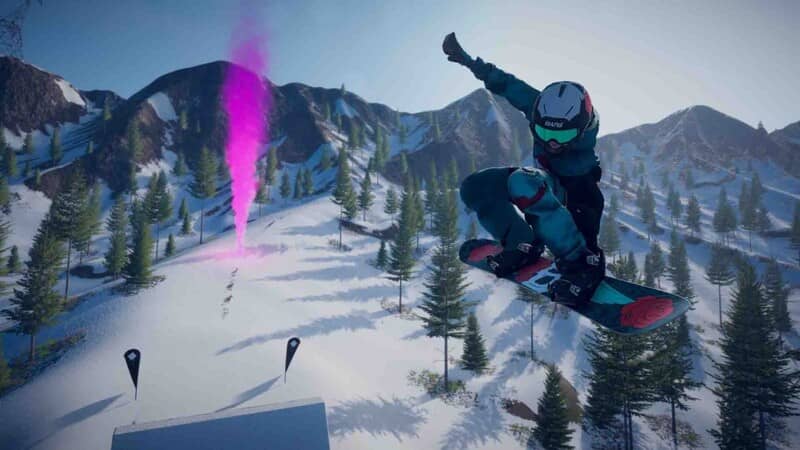  Gameplay Descenders Next: Vận động viên đang thực hiện cú nhảy snowboard ngoạn mục trên nền tuyết trắng xóa, với những hàng cây thông và dãy núi phủ tuyết phía xa, hiệu ứng khói màu hồng tím tạo điểm nhấn.