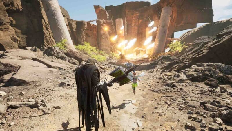 Cảnh hành động kịch tính trong Fallen Hunter Ảnh gameplay game Fallen Hunter, nhân vật chính mặc áo choàng đang chạy trốn khỏi một vụ nổ lớn trên vách đá. Một con quái vật nhỏ đang bay lơ lửng phía trước, trong một khung cảnh hoành tráng và đầy kịch tính.