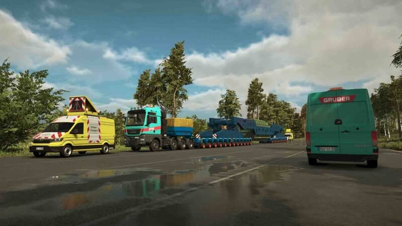 Gameplay Heavy Cargo The Truck Simulator: đoàn xe hộ tống đặc biệt đang di chuyển trên đường cao tốc. Một chiếc xe cứu hộ màu vàng dẫn đầu, theo sau là xe đầu kéo chở hàng siêu trường siêu trọng được chằng buộc cẩn thận, phía sau là xe cảnh sát giao thông.