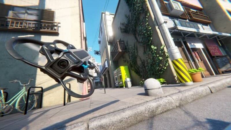 "Đua drone qua con hẻm thành phố - Liftoff: Micro Drones" "Ảnh gameplay game Liftoff: Micro Drones, một chiếc drone đang bay qua một con hẻm thành phố chật hẹp, có các tòa nhà, dây điện, cây leo và một chiếc xe đạp màu xanh lá."