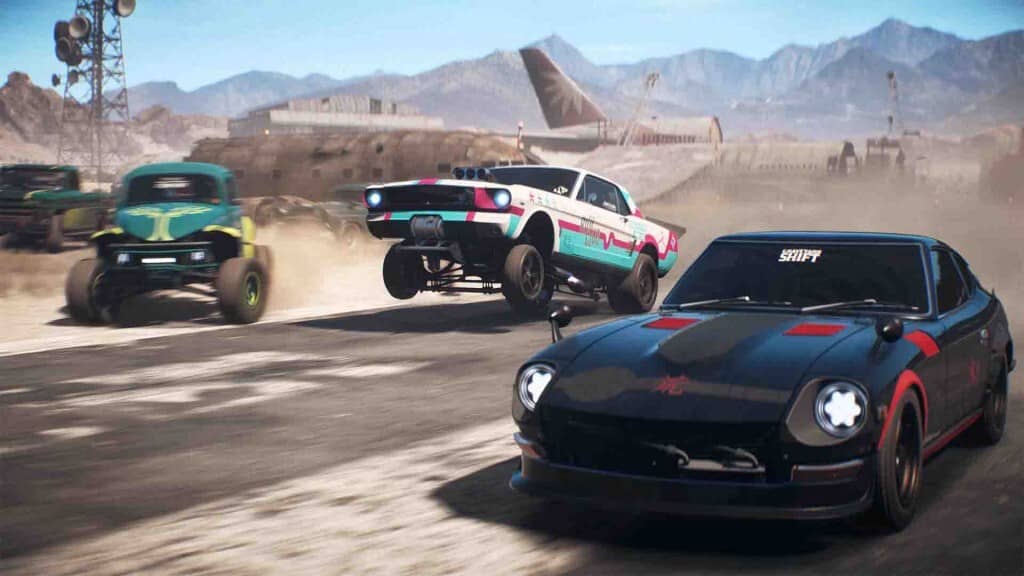 "Cảnh đua xe kịch tính với cú nhảy trong Need for Speed Payback" "Ảnh gameplay Need for Speed Payback, ba chiếc xe đua đang di chuyển trên đường nhựa. Một chiếc xe màu trắng sọc đỏ đang nhảy lên không trung, phía trước là chiếc xe màu đen với logo SHIFT, phía sau là chiếc xe màu xanh lá cây. Phía sau là dãy núi và một chiếc máy bay đang đỗ."