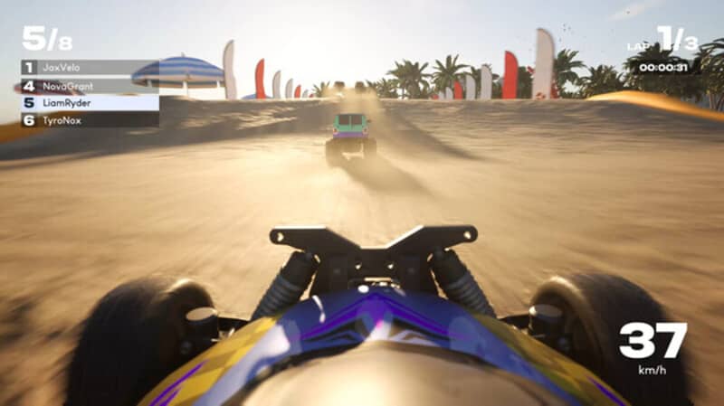 "Ảnh gameplay góc nhìn từ buồng lái (first-person view) của xe RC, hiển thị tốc độ 37 km/h, đang chạy trên đường đua bãi biển. Phía trước là chiếc xe đối thủ và nhiều chướng ngại vật khác. Giao diện có bảng xếp hạng và số vòng đua."