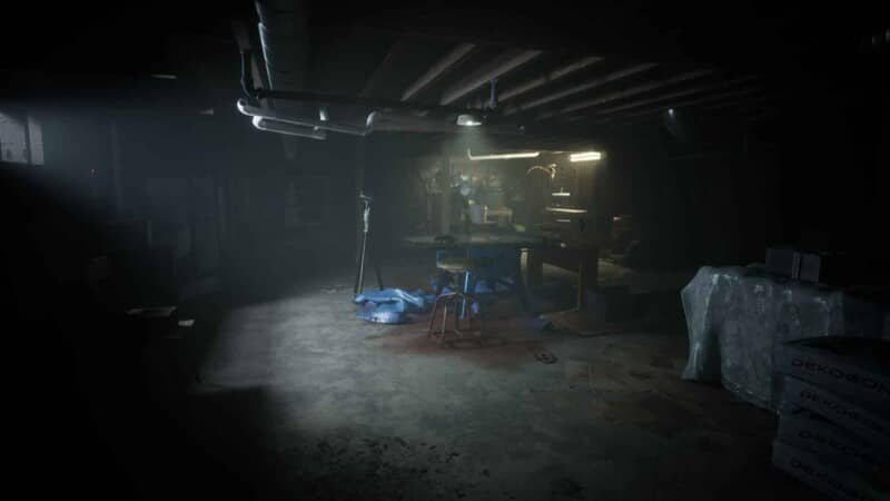 "Khám phá căn phòng rùng rợn trong Slackjaw" Ảnh gameplay game Slackjaw, một căn phòng tối tăm, cũ kỹ với nhiều vật dụng bị hư hỏng, một vũng máu trên sàn nhà và có một bóng người mờ ảo phía xa.