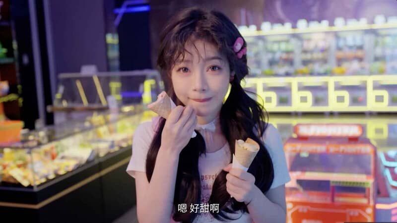 Gameplay Something Wrong With My Colleague – Cảnh hẹn hò tại khu vui chơi cùng nhân vật nữ đáng yêu Cảnh gameplay Something Wrong With My Colleague – nhân vật nữ dễ thương cầm kem trong khu trò chơi arcade nhiều màu sắc