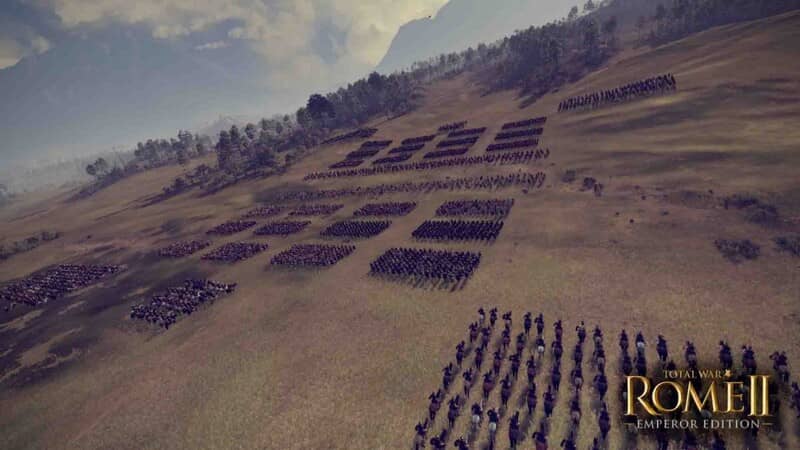 Ảnh gameplay Total War Rome II, một trận chiến quy mô lớn với hàng ngàn quân lính đang giao chiến trên một ngọn đồi. Hình ảnh từ trên cao cho thấy sự sắp xếp đội hình chiến thuật.
