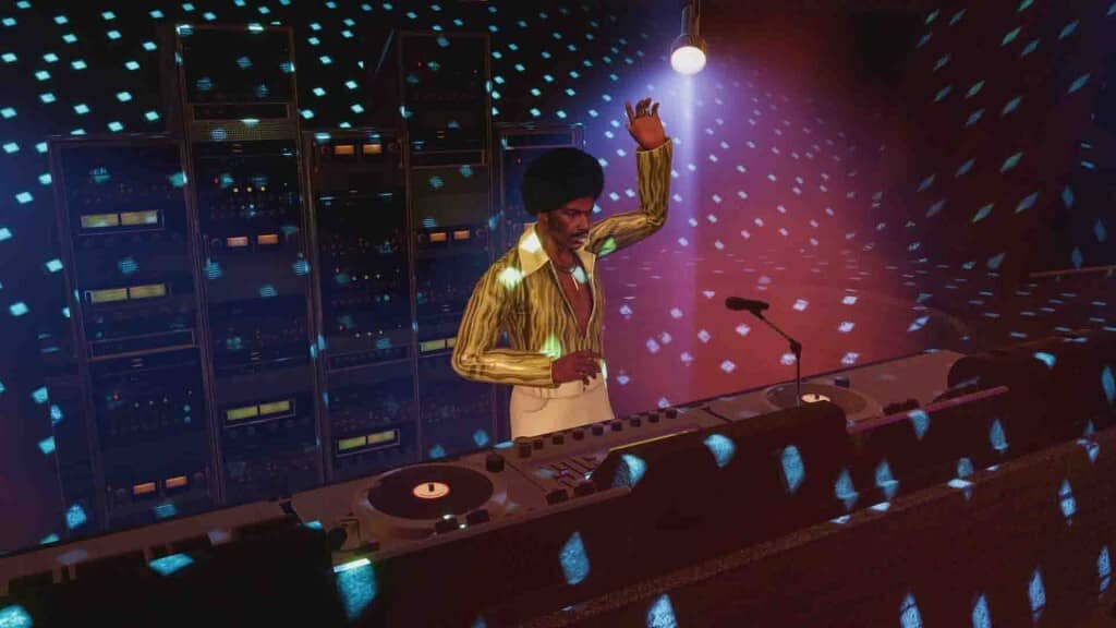 DJ khuấy động sàn nhảy tại câu lạc bộ đêm trong Agatha Christie Death on the Nile. Agatha Christie Death on the Nile, một DJ đang khuấy động không khí trên bàn DJ.