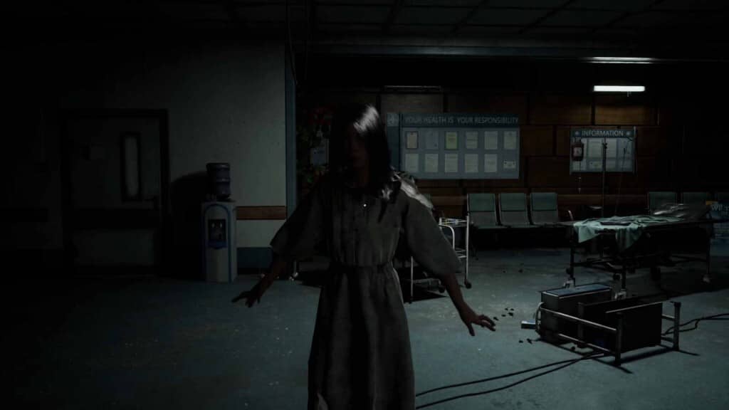 Đối mặt với nỗi kinh hoàng: Hình ảnh thực thể ma quỷ xuất hiện trong trò chơi kinh dị Cursed Hospital. Cursed Hospital bóng ma nữ y tá áo choàng đứng giữa hành lang tối tăm