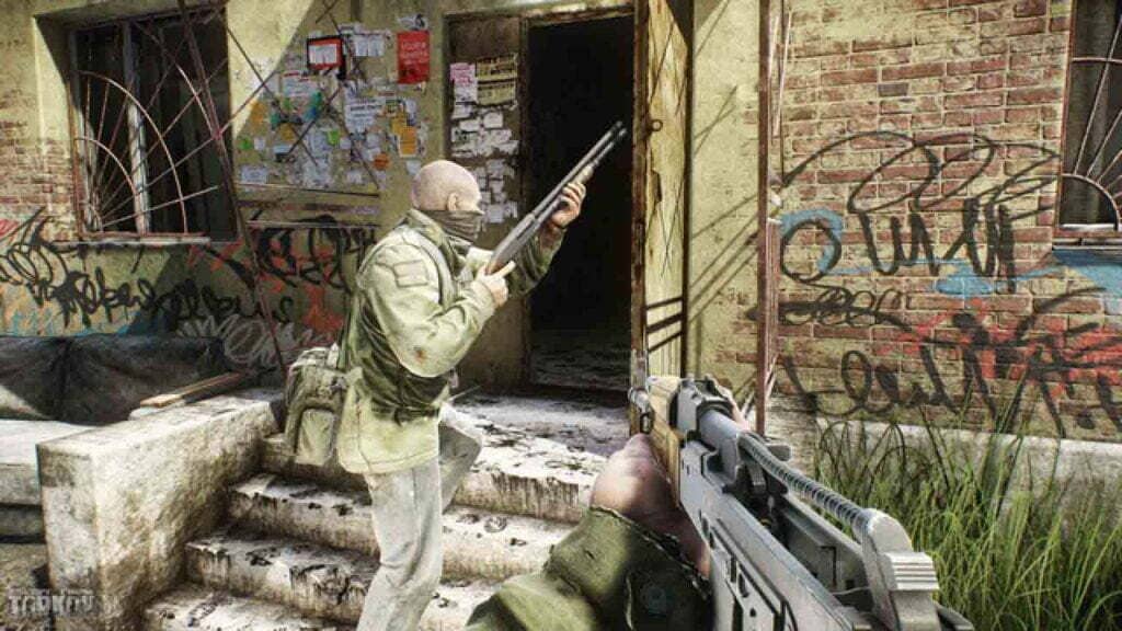 Escape from Tarkov: Đột kích và chiếm giữ căn cứ kẻ địch. Escape from Tarkov gameplay: Góc nhìn người chơi đang nhắm súng vào một kẻ địch đứng trên cầu thang.