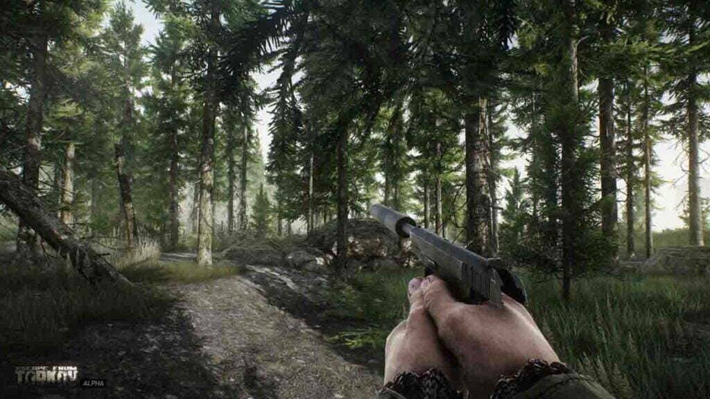 Escape from Tarkov: Săn lùng kẻ địch trong môi trường mở. Escape from Tarkov gameplay: Góc nhìn người chơi đang cầm súng lục trong rừng.