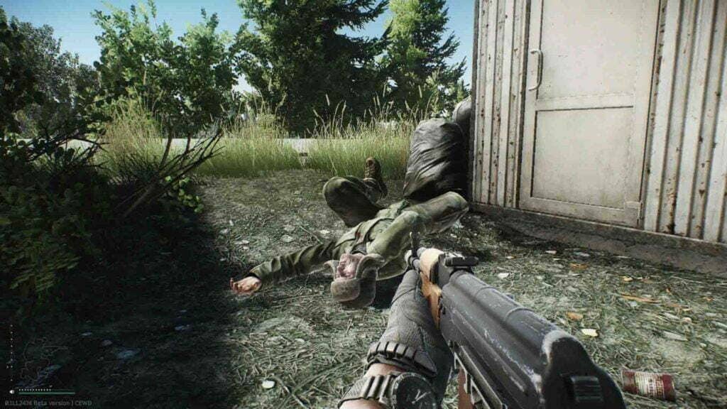 Escape from Tarkov: Chiến đấu sinh tồn khốc liệt, nơi không có chỗ cho sai lầm. Escape from Tarkov gameplay: Người chơi đang bắn hạ một kẻ địch trên đường phố hoang tàn.