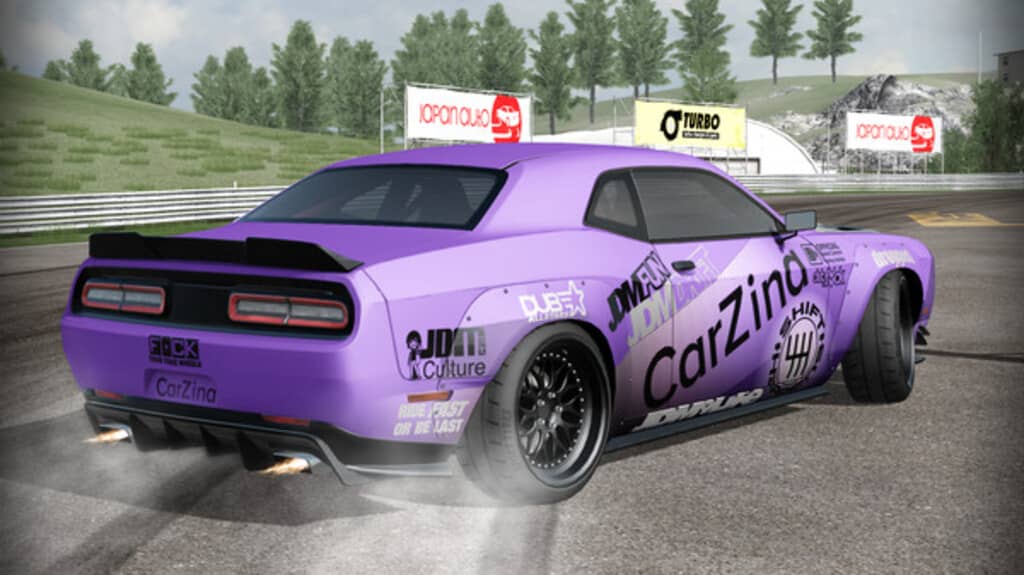 Tùy chỉnh xe trong FURIDASHI: Biến chiếc xe cơ bắp tím thành quái vật đường đua! FURIDASHI Drift Cyber Sport: Chiếc xe cơ bắp màu tím với logo "CarZina" và hiệu ứng khói từ ống xả.