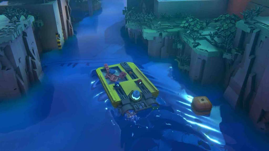 LEGO Voyagers: Khám phá thế giới LEGO rộng lớn trên con thuyền độc đáo game LEGO Voyagers, thuyền máy màu vàng di chuyển trên sông, có thùng gỗ nổi