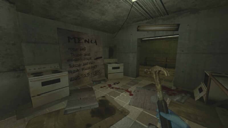 Khám phá căn bếp đẫm máu trong game kinh dị PIGFACE. PIGFACE gameplay, người chơi cầm búa trong một căn bếp bẩn thỉu với vũng máu và thực đơn viết tay trên tường.