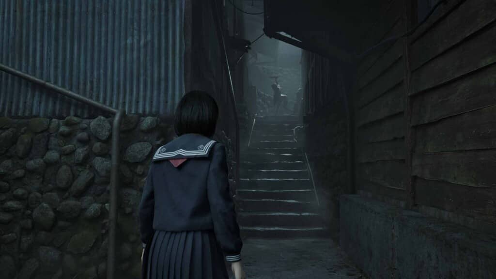 Cô gái bí ẩn trong Silent Hill f Silent Hill f, cô gái mặc đồng phục học sinh đứng trên cầu thang.